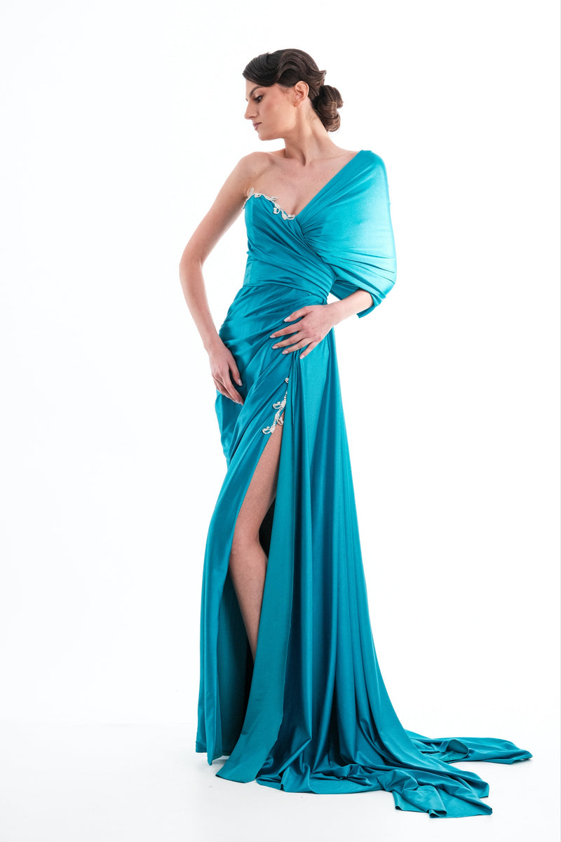 Rochie lungă cu accesoriu din cristale